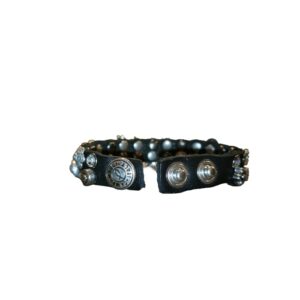 Alternative view of Bracciale con rivetti a fiore e strass