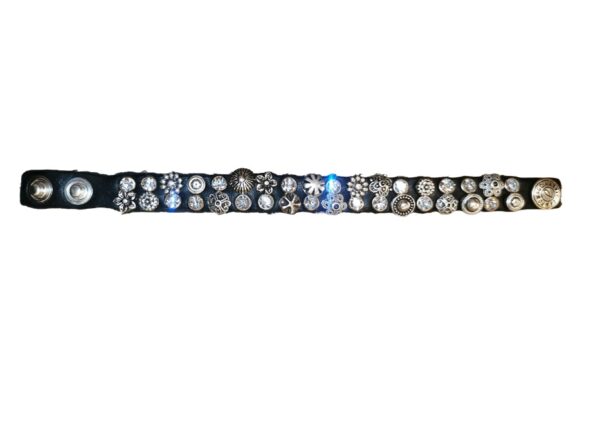 Bracciale con rivetti a fiore e strass - immagine 3