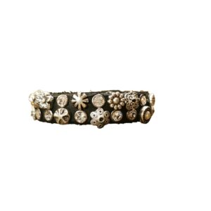 Bracciale con rivetti a fiore e strass