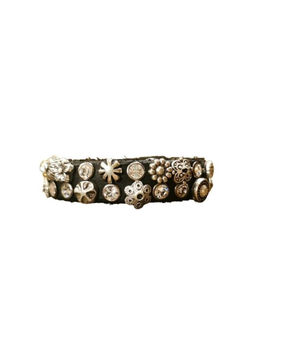 Bracciale con rivetti a fiore e strass