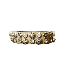 Bracciale con rivetti a fiore e strass