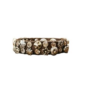 Bracciale con rivetti a fiore e strass