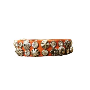 Bracciale con rivetti a fiore e strass