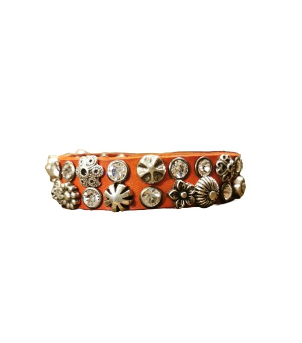 Bracciale con rivetti a fiore e strass